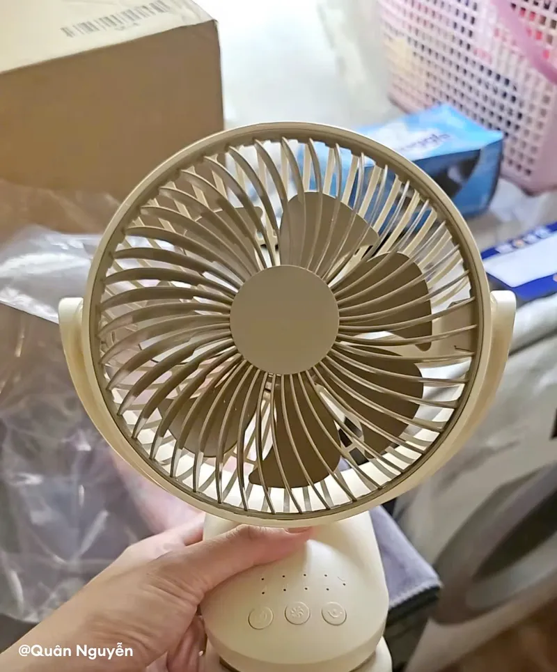Quạt kẹp bàn tự xoay chỉ 80K 