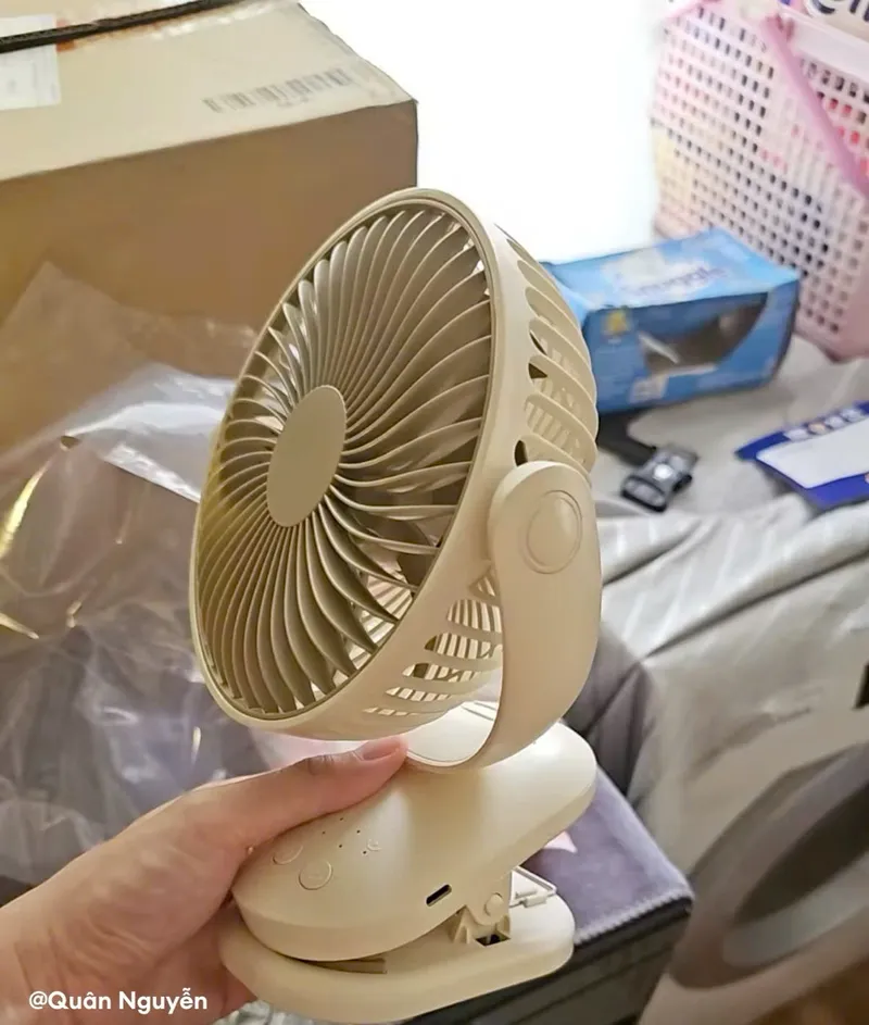 Quạt kẹp bàn tự xoay chỉ 80K  - 2